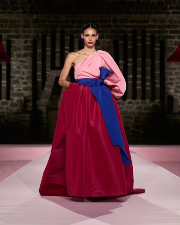 كارولينا هيريرا تلتقي بالغروب المكسيكي في مجموعة ريزورت 2025 والنتيجة تصاميم فريدة من نوعها